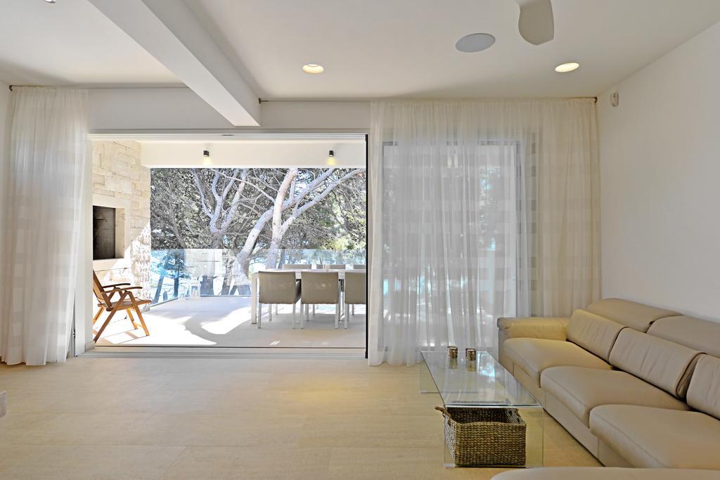 Chiponsky One - 5 Star Beachfront Property Bol Buitenkant foto
