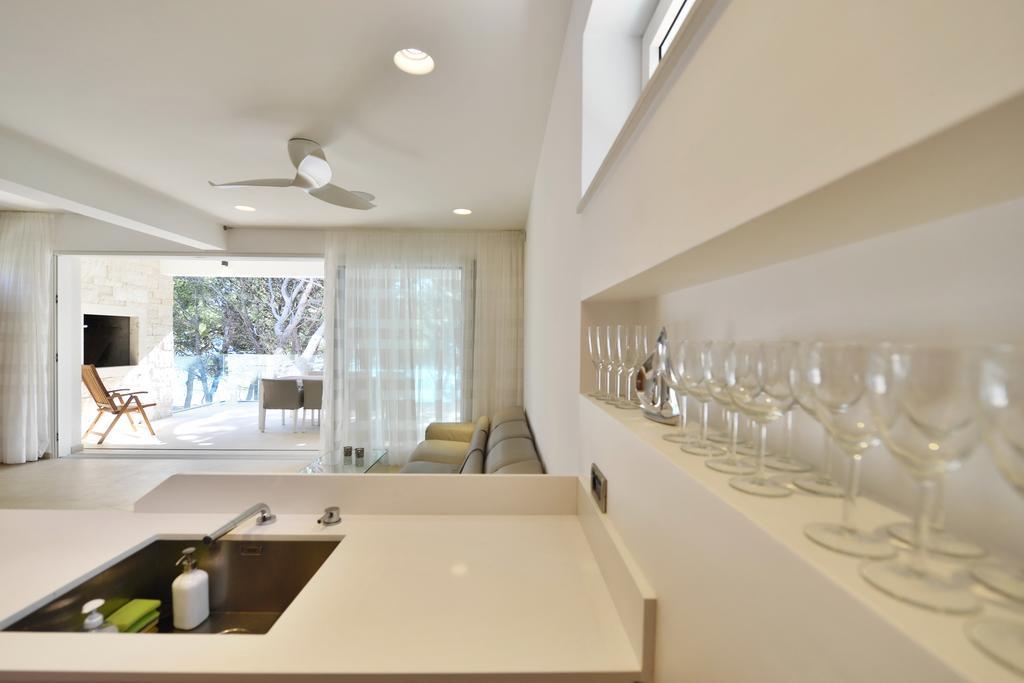 Chiponsky One - 5 Star Beachfront Property Bol Buitenkant foto