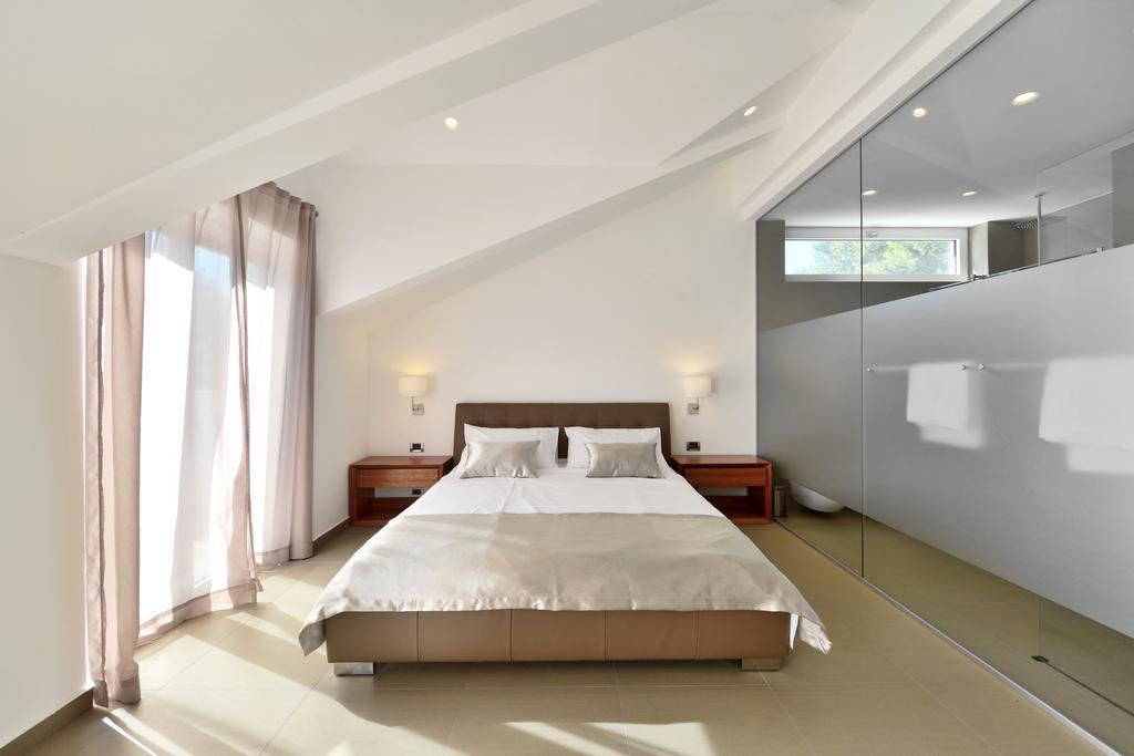 Chiponsky One - 5 Star Beachfront Property Bol Buitenkant foto