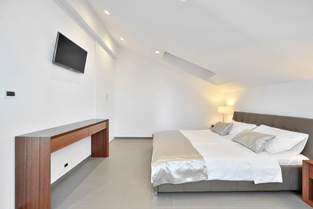 Chiponsky One - 5 Star Beachfront Property Bol Buitenkant foto