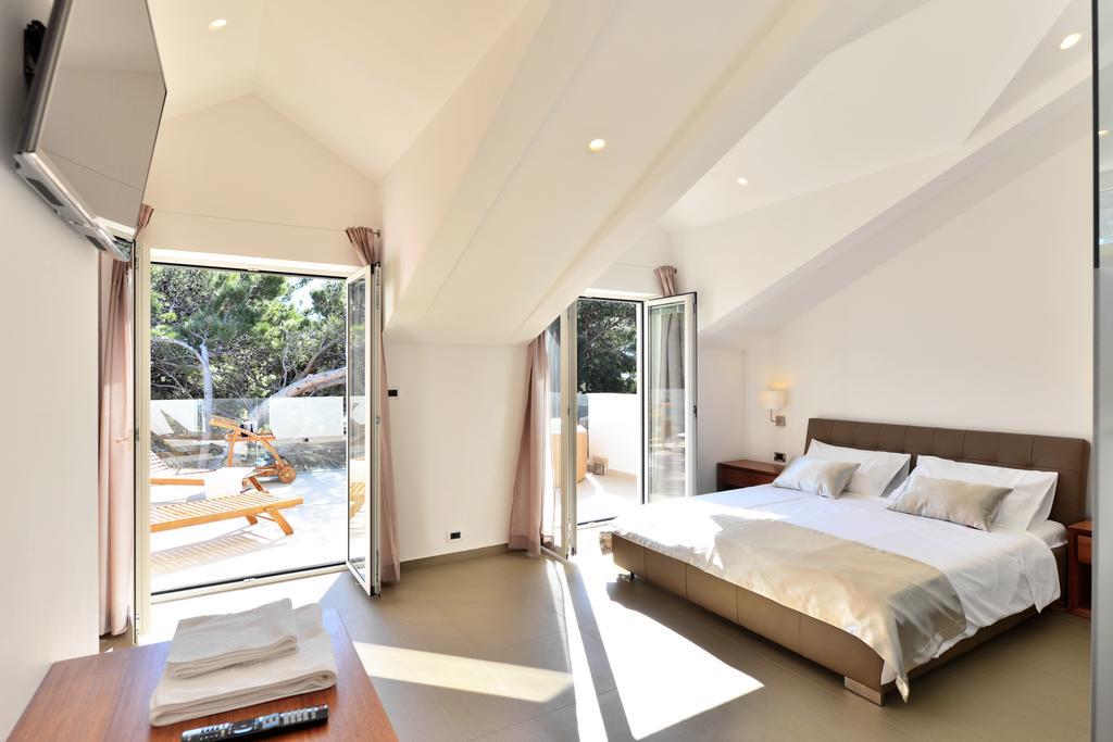 Chiponsky One - 5 Star Beachfront Property Bol Buitenkant foto